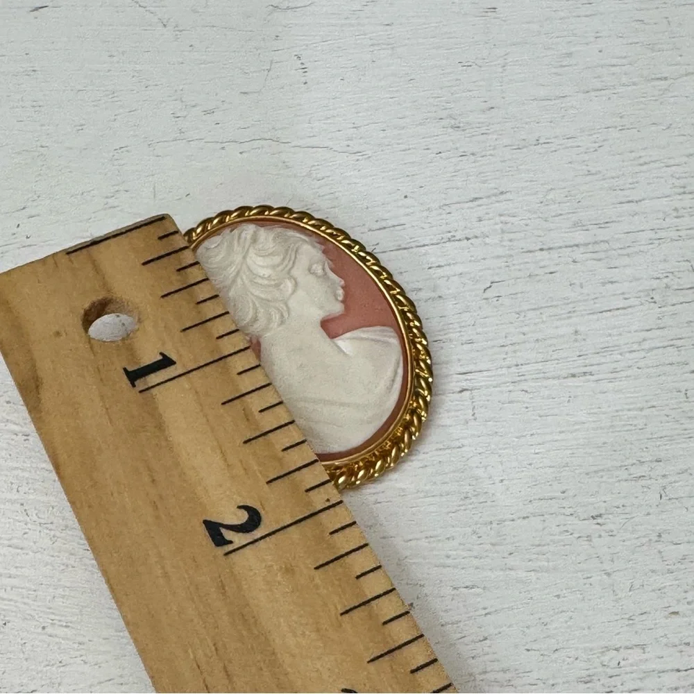 Beautiful Vintage Lady Cameo Brooch